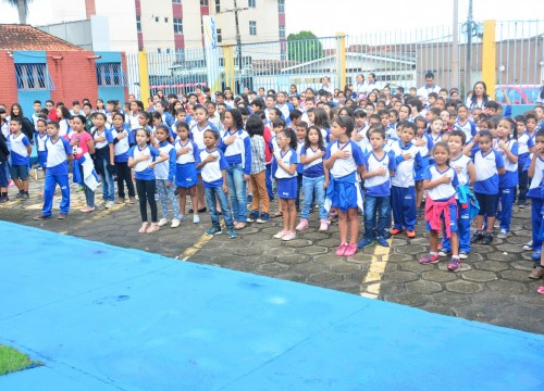 Execução do Hino Nacional na Escola Sesc Antonio Oliveira Santos